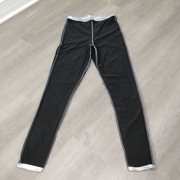 NWOT Boohoo holographic iridescent leggings - Picture 16 of 17